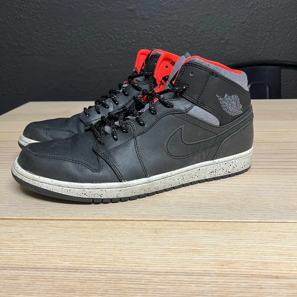 Jordan 1 Mid Holiday